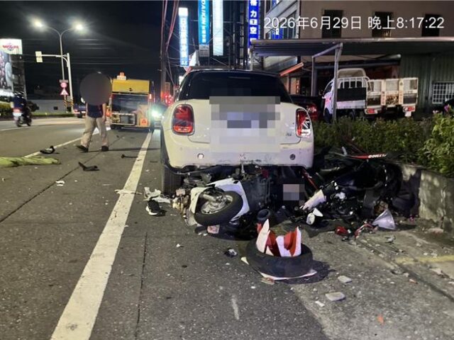 台灣新聞通訊社-高雄路竹驚悚車禍！一家三口遇爆胎失控 2機車騎士斷魂