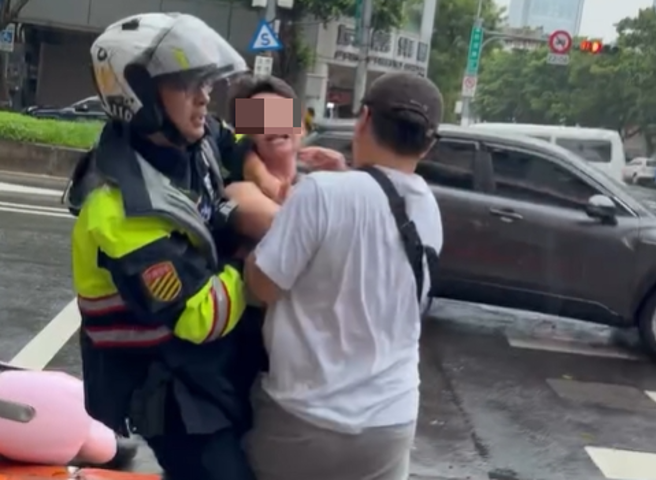 台灣新聞通訊社-北市民眾衝上前助警壓制通緝犯! 兒子目睹喊:爸爸好棒