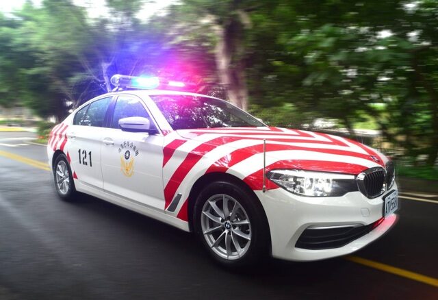 台灣新聞通訊社-國10驚見手臂伸出車窗！ 國道警追燕巢交流道違規車輛