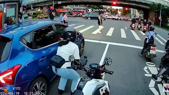 台灣新聞通訊社-四輪亂丟菸蒂妹子撿起來丟回去挨告 菸男吐4字炎上：小學生都不信