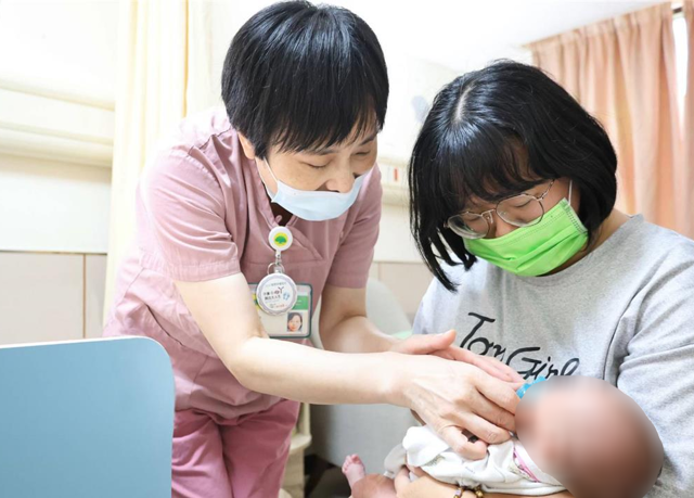 台灣新聞通訊社-抱早產兒手抖！國泰醫院「共照病房」 拯救手足無措爸媽