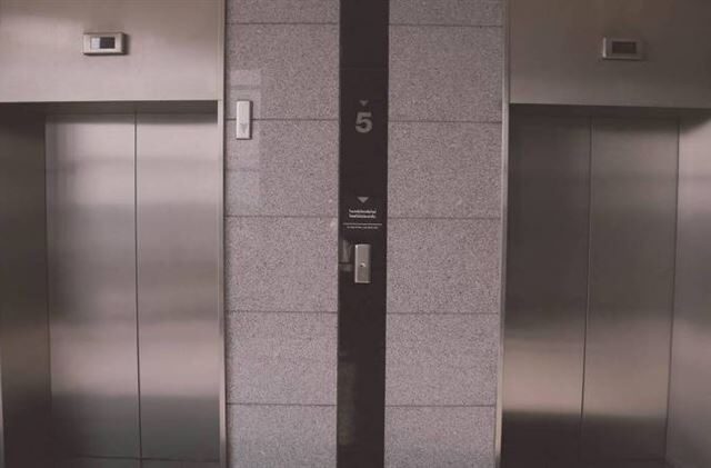 台灣新聞通訊社-搭電梯體感「急速下墜」按所有樓層能自救？專家揭沒用還更危險