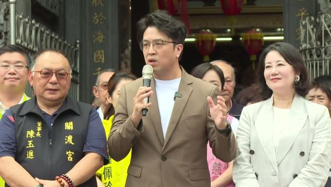 台灣新聞通訊社-蔣萬安被酸「殷瑋答」！沈伯洋諷：若足夠了解市政不需看稿也可以答覆