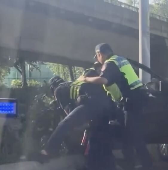 台灣新聞通訊社-台中黑衣男臨檢棄車狂奔!謊報身份被識破 秒變「土撥鼠」鑽草叢遭壓制