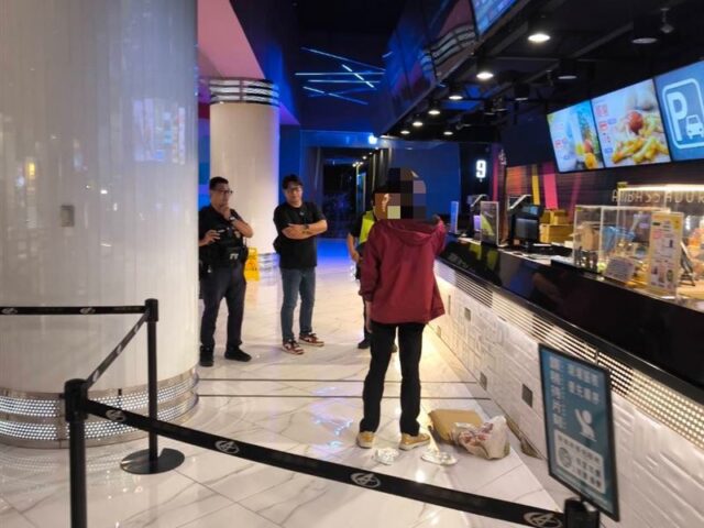 台灣新聞通訊社-高雄影城男亮刀抵脖嚇壞人！只為一張電影票？超瞎原因曝