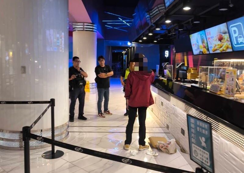 台灣新聞通訊社-高雄影城男亮刀抵脖嚇壞人!只為一張電影票?超瞎原因曝