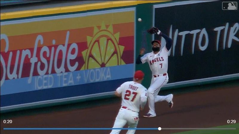 台灣新聞通訊社-MLB／「頭部助攻」球彈出牆　外野手平凡飛球接成全壘打