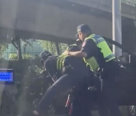 台灣新聞通訊社-台中黑衣男臨檢棄車狂奔！謊報身份被識破　秒變「土撥鼠」鑽草叢遭壓制