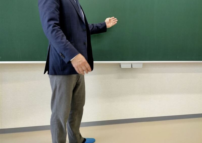 台灣新聞通訊社-把老師當傭人、半夜傳佛經 揭恐龍家長逼瘋老師荒謬…