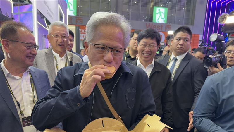 台灣新聞通訊社-展場趴趴走！黃仁勳逛鴻海　又吃又有拿再中一台車！