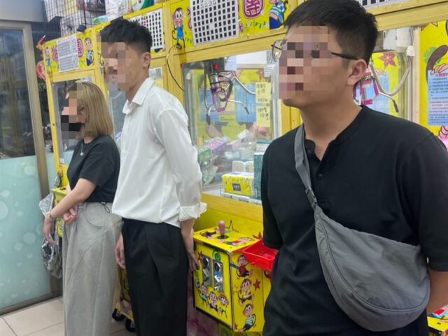 台灣新聞通訊社-板橋娃娃機店暗藏賭場！4賭客拚自摸全被抓　開門驚見「未成年賭神」