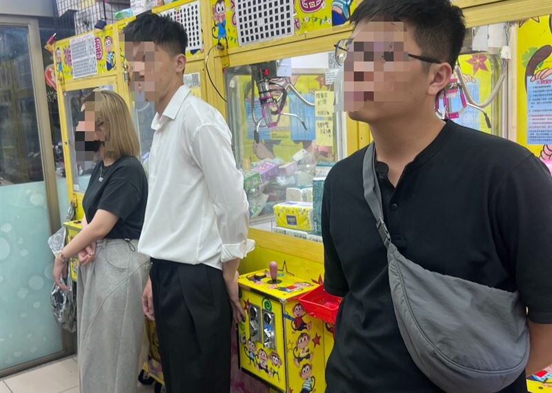 台灣新聞通訊社-板橋娃娃機店暗藏賭場！4賭客拚自摸全被抓　開門驚見「未成年賭神」