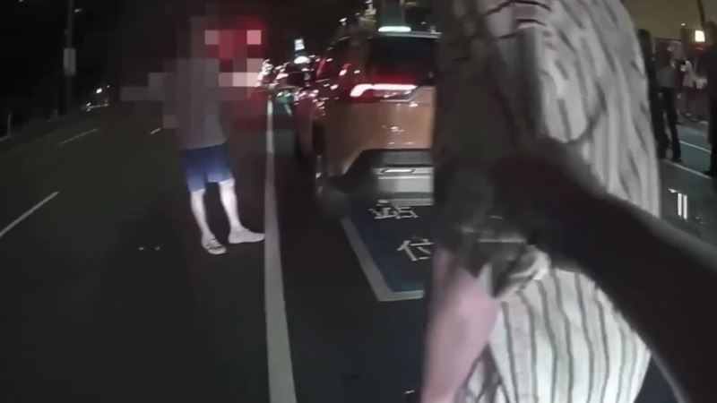 台灣新聞通訊社-拳願信義場開打?北市夜店外爆衝突 醉男「當街痛毆運將」全被拍