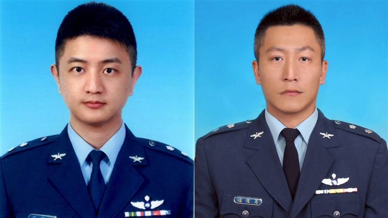 台灣新聞通訊社-獨家/T-34墜機2飛官殉職…告別式時間曝!「缺席隊形」掠空送別火化