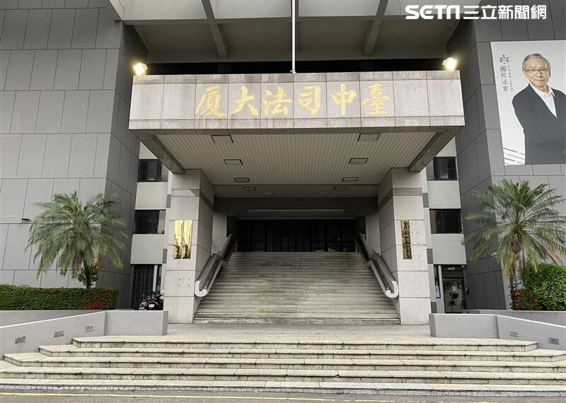台灣新聞通訊社-女獸醫停車場、速食店激吻人夫被抓包　正宮氣炸怒告小三判賠25萬