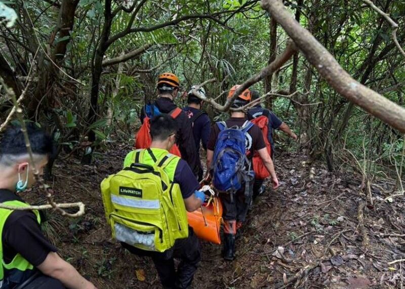 台灣新聞通訊社-38人登山團突遇蜂群攻擊！4人遭蜂螫受傷送醫　貢寮福卯古道暫時封閉