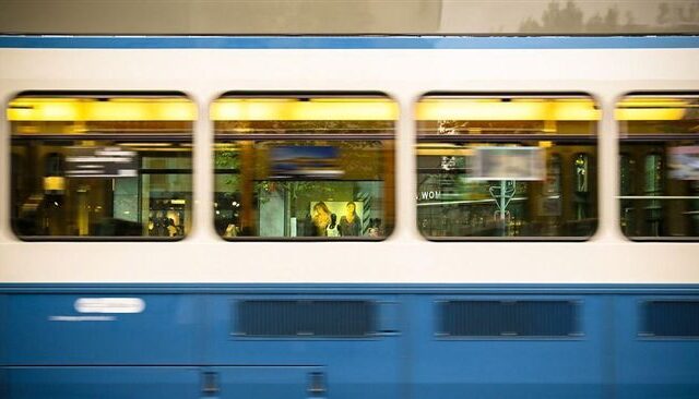 台灣新聞通訊社-英國火車追撞釀1死百傷　調查指司機闖紅燈後剎車不及