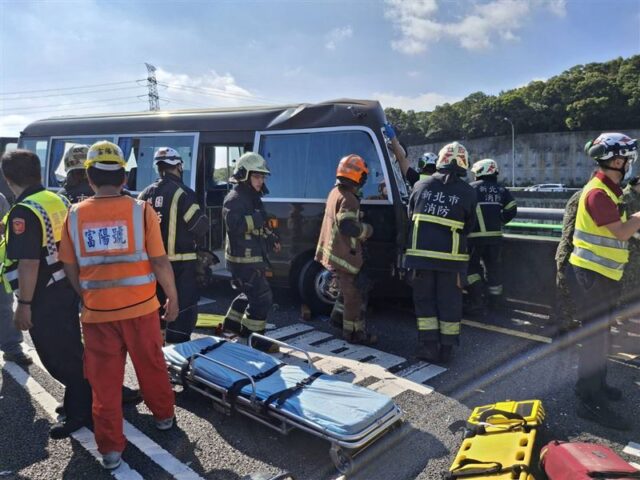 台灣新聞通訊社-快訊／五楊高架南下嚴重事故！「軍巴撞遊覽車」駕駛卡車上　現場搶救中