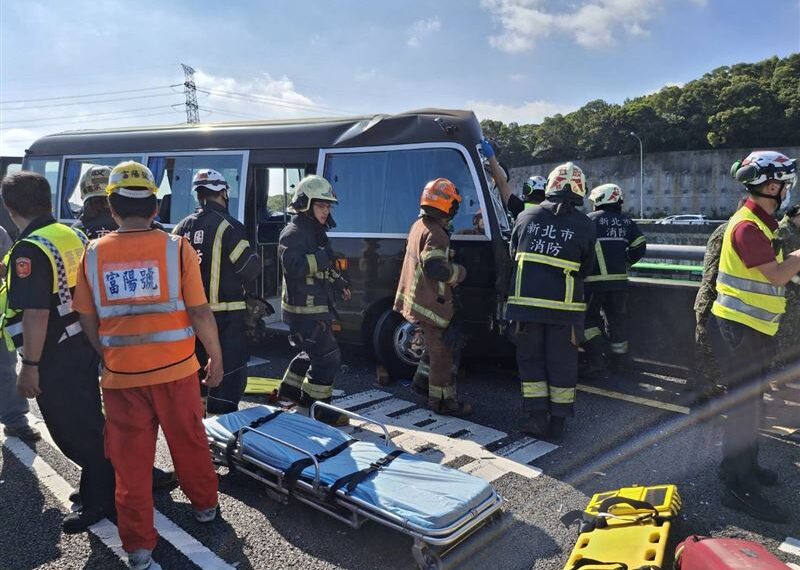 台灣新聞通訊社-快訊/五楊高架南下嚴重事故!「軍巴撞遊覽車」駕駛卡車上 現場搶救中
