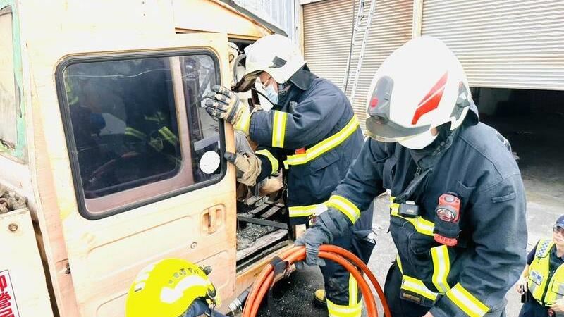 台灣新聞通訊社-驚悚瞬間！東石吊車翹孤輪「重鉤狂砸」60歲司機「胸臉遭砸碎」慘死