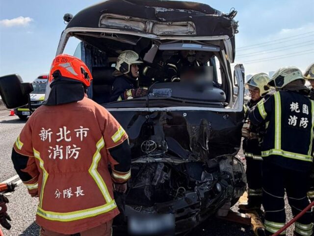 台灣新聞通訊社-快訊／阿兵哥國道坐整排！軍巴車頭爛女駕駛「卡座位上」現場畫面曝光
