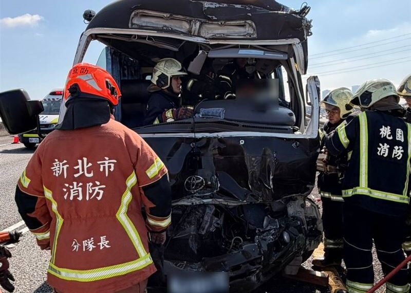 台灣新聞通訊社-快訊/阿兵哥國道坐整排!軍巴車頭爛女駕駛「卡座位上」現場畫面曝光