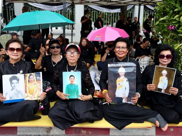 台灣新聞通訊社-泰國長公主遺體送抵王宮　數千民眾不捨沿途送別