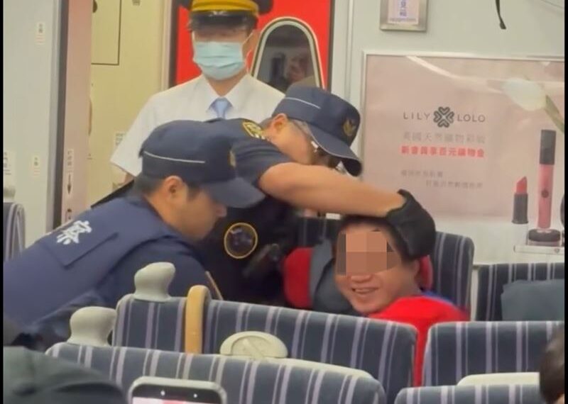 台灣新聞通訊社-列車長解除契約!悠遊卡搭新自強號拒補票 國旗男T還襲警遭逮