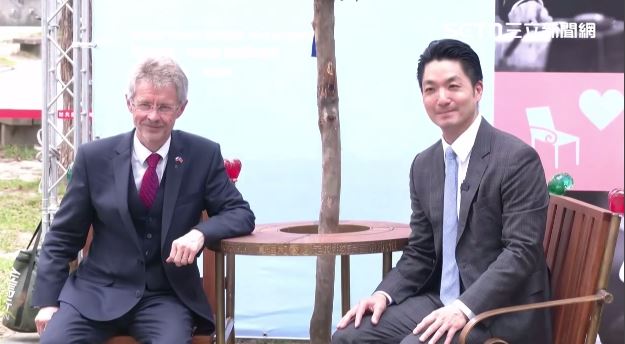 台灣新聞通訊社-同坐哈維爾長椅！蔣萬安喊民主就像火鍋　韋德齊：真理和愛必戰勝謊言