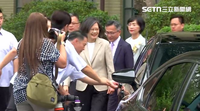 台灣新聞通訊社-蔡英文來了!現身北一女畢典 送「宅女」祝福:自在獨處也能和世界相處
