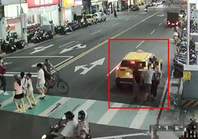 台灣新聞通訊社-下計程車竟要路人幫買單？三重男遭2男當街圍毆　警火速衝KTV逮人