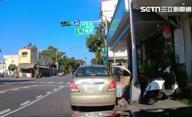 台灣新聞通訊社-我還沒上車！駕駛疑沒注意加速轉彎　孩童摔路中