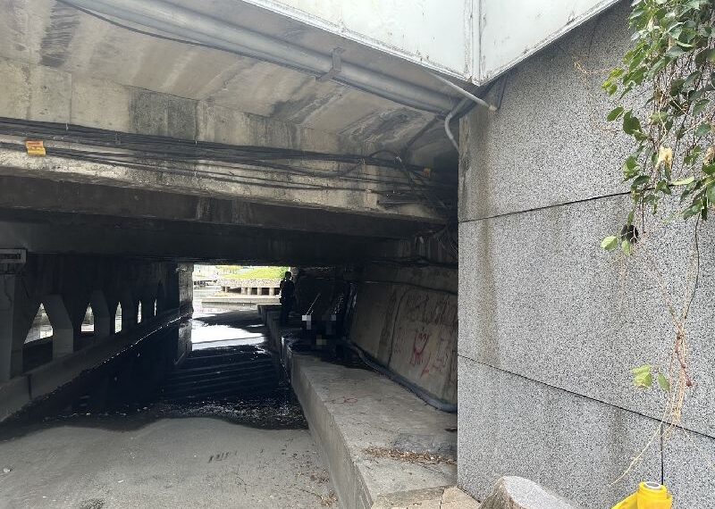台灣新聞通訊社-快訊/台中火車站旁柳川橋下驚現男屍!50多歲男屍僵無外傷 死因待釐清