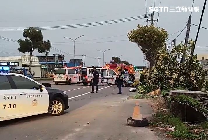 台灣新聞通訊社-快訊/台中梧棲重大車禍!黑車失控撞樹「1死1命危」…1人拋飛慘死