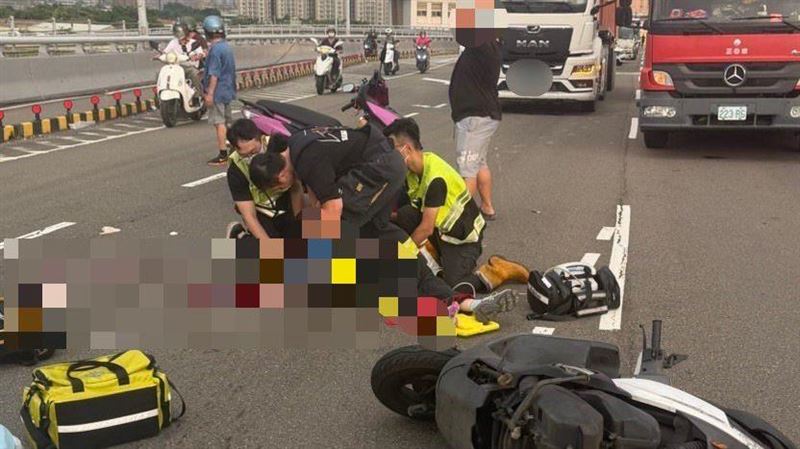 台灣新聞通訊社-快訊/新北成蘆橋恐怖車禍!女騎士遭73歲翁開車撞噴 當場頭破無呼吸了