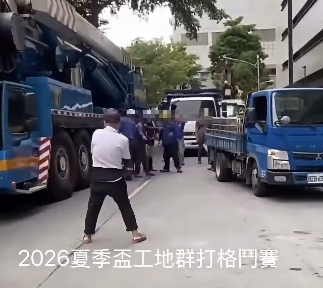 台灣新聞通訊社-竹科工地「打成一片」!白衣阿北「亂入熱身」10萬人笑歪:變主角了