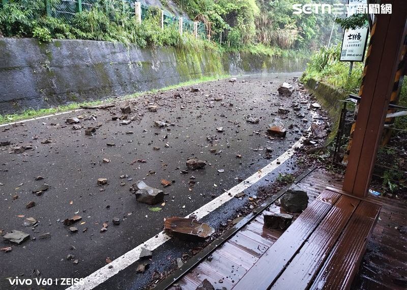 台灣新聞通訊社-快訊/驚險直擊!雨炸泰安驚睹落石砸路 村長「徒手搬石」緊急搶通