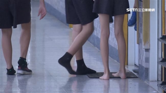 台灣新聞通訊社-師被學生戳屁股「反被記申誡」　超扯公文曝光！眾怒：支持公開委員名單