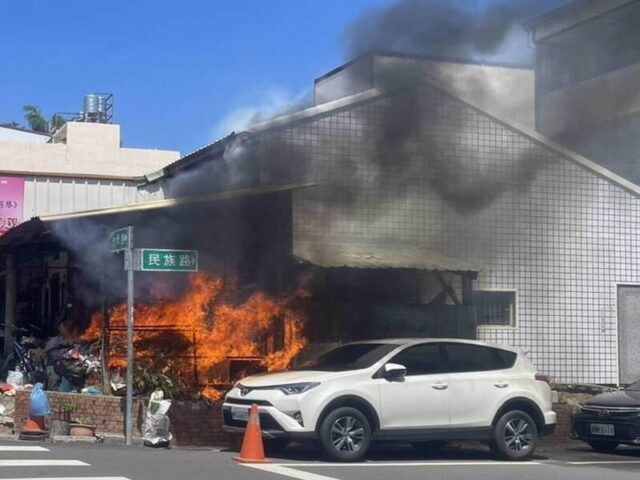 台灣新聞通訊社-彰化垃圾屋莫名自燃！惡火延燒鄰居家、休旅車　烈焰沖天畫面曝光