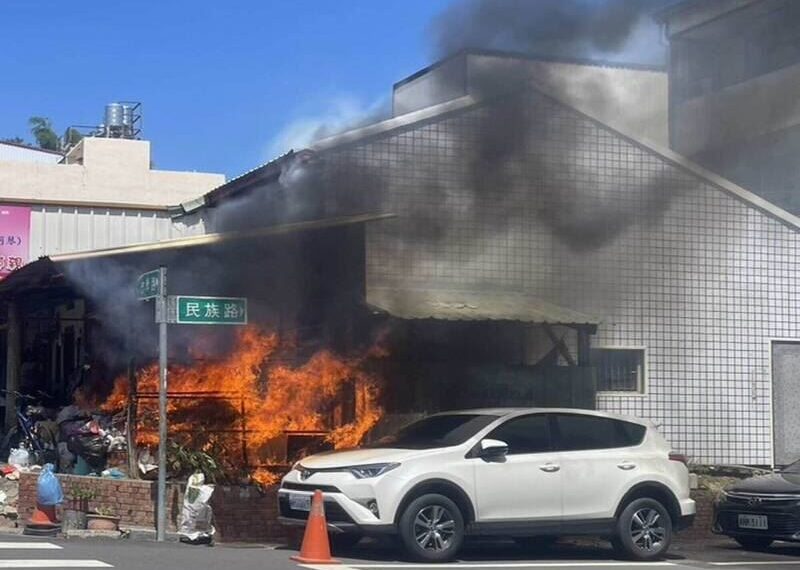 台灣新聞通訊社-彰化垃圾屋莫名自燃!惡火延燒鄰居家、休旅車 烈焰沖天畫面曝光