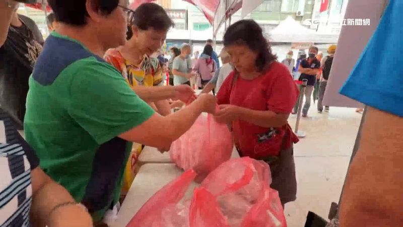 台灣新聞通訊社-拚手速搶800隻半價土雞 婦霸氣喊:要買5隻