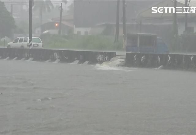 台灣新聞通訊社-多圖／大雨狂炸南台灣！屏東淹水畫面曝光　騎士上班卡半路「望雨興嘆」