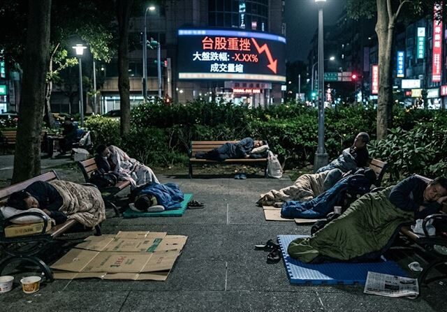 台灣新聞通訊社-費半爆殺、台指期夜盤「雪崩」1000 點！　鄉民公園集合：主跌段來囉？