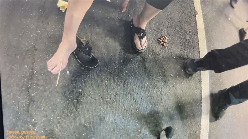 台灣新聞通訊社-穿涼鞋逛廟口夜市出事！女遊客遭棄置竹籤刺入腳背　驚悚畫面曝光