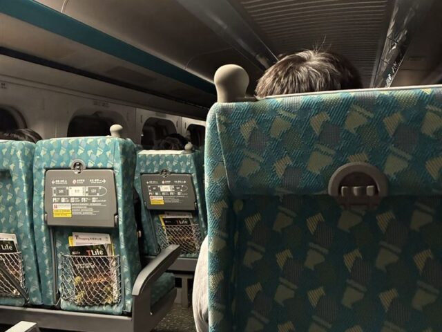 台灣新聞通訊社-深夜桃竹段電力異常！四班列車斷電臨停熱爆　高鐵證實了