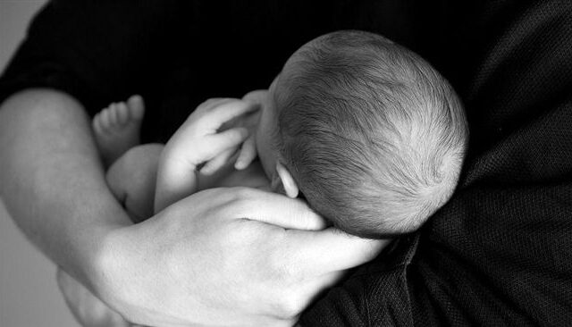 台灣新聞通訊社-誇張烏龍！白人夫妻試管「生下黑皮膚嬰兒」驚人反轉曝光