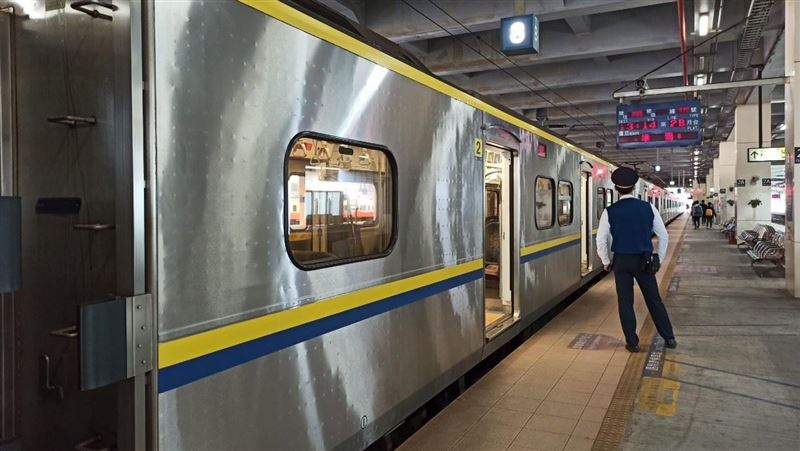 台灣新聞通訊社-快訊／砍竹子！臺鐵「汐止＝四腳亭」緊急斷電搶修　部分列車延誤