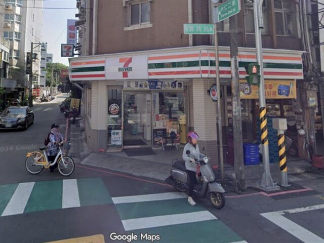 台灣新聞通訊社-超暖！陌生嬤拿「故障血壓機」衝小七　店員「霸氣買單」感動網：快加薪