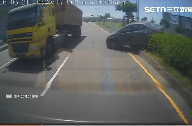 台灣新聞通訊社-轎車遭切車道半聯結車撞擊　衰翻覆倒栽樹叢