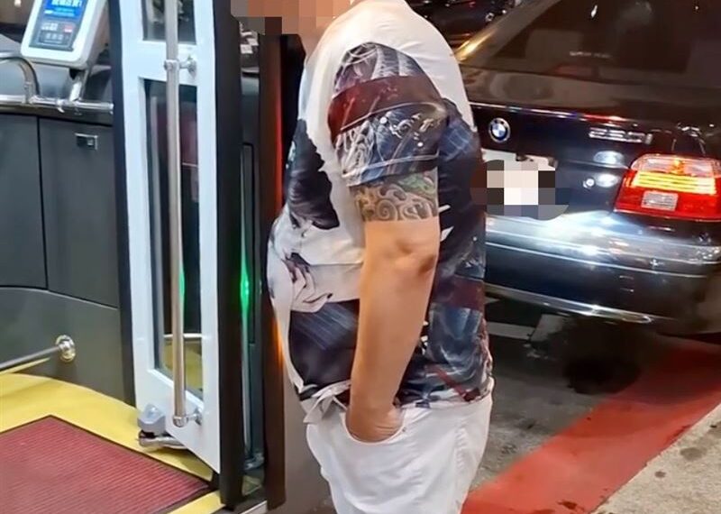 台灣新聞通訊社-違停公車站被叭！桃BMW男站三七步「飆國罵」嗆司機、推學生：叫小咖賀
